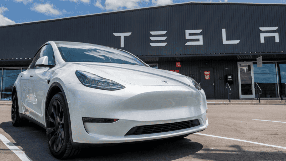 Carro Tesla estacionado em ambiente urbano moderno