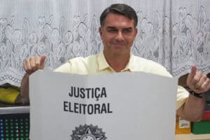 Flávio Bolsonaro (PL) vota no Rio de Janeiro 4 de outubro de 2026