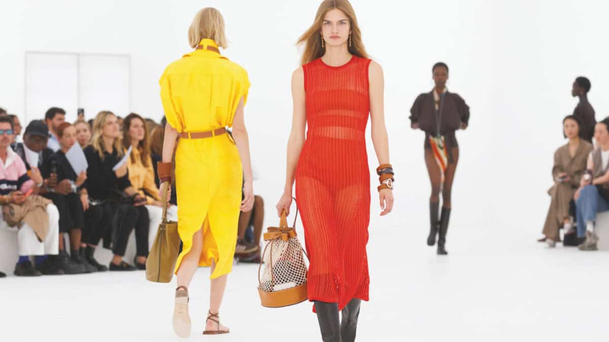 Modelas desfilam com peças leves e funcionais da Hermès em Paris