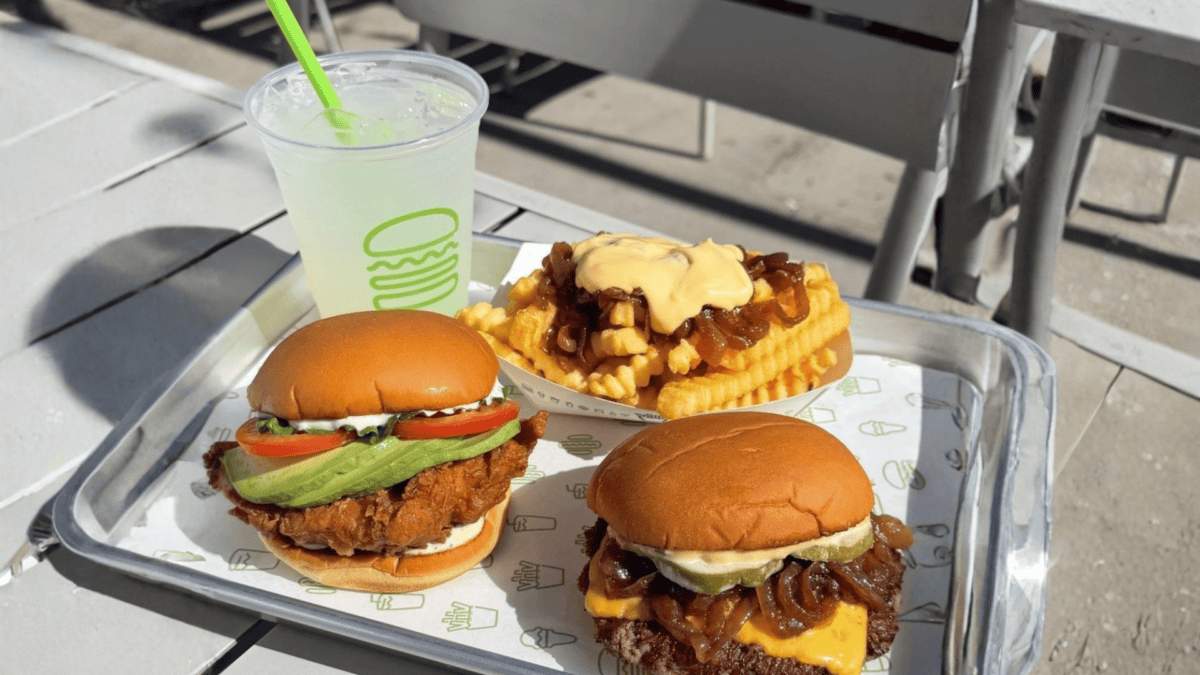Fachada moderna da Shake Shack com clientes