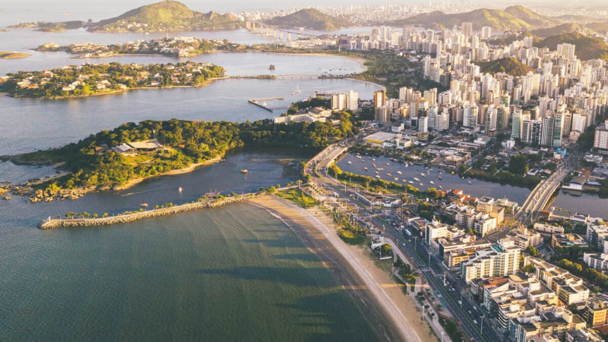Vista aérea da baía e prédios residenciais em Vitória