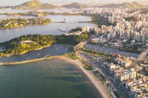 Com apenas 97 quilômetros quadrados de território, Vitória viu o preço médio de seus imóveis saltar mais de 10% no acumulado do ano