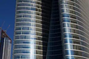 O edifício da Abu Dhabi Investment Authority está localizado na Corniche. O moderno prédio é um marco arquitetônico. A Abu Dhabi Investment Authority (ADIA) é um fundo soberano de Abu Dhabi, nos Emirados Árabes Unidos, criado com o objetivo de investir recursos em nome do governo do Emirado de Abu Dhabi