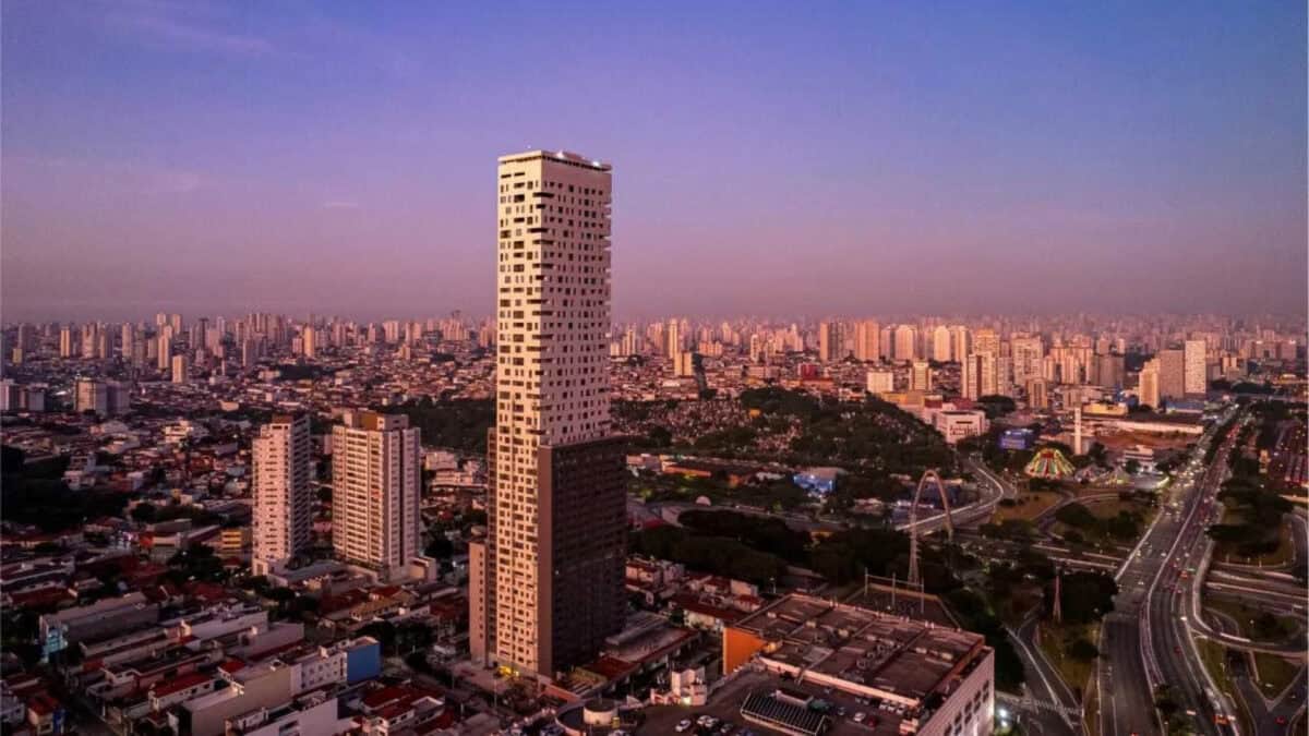 Vista aérea dos prédios mais altos de São Paulo incluindo Torre Alto das Nações