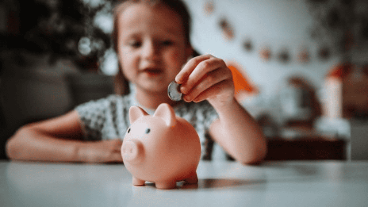 Aplicativo bancário mostrando interface infantil