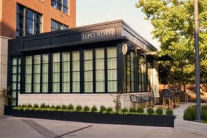 Criado integralmente pela Southern Land Company para o empreendimento de uso misto Vertis Green Hills, em Nashville, o restaurante Lupo Notte foi concebido para ser um ponto de referência gastronômico, atraindo tanto os ocupantes dos escritórios do complexo quanto a comunidade mais ampla do bairro de Green Hills
