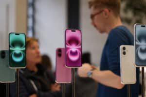 Os smartphones iPhone 16 da Apple estão em exposição em uma loja em Londres, na Grã-Bretanha