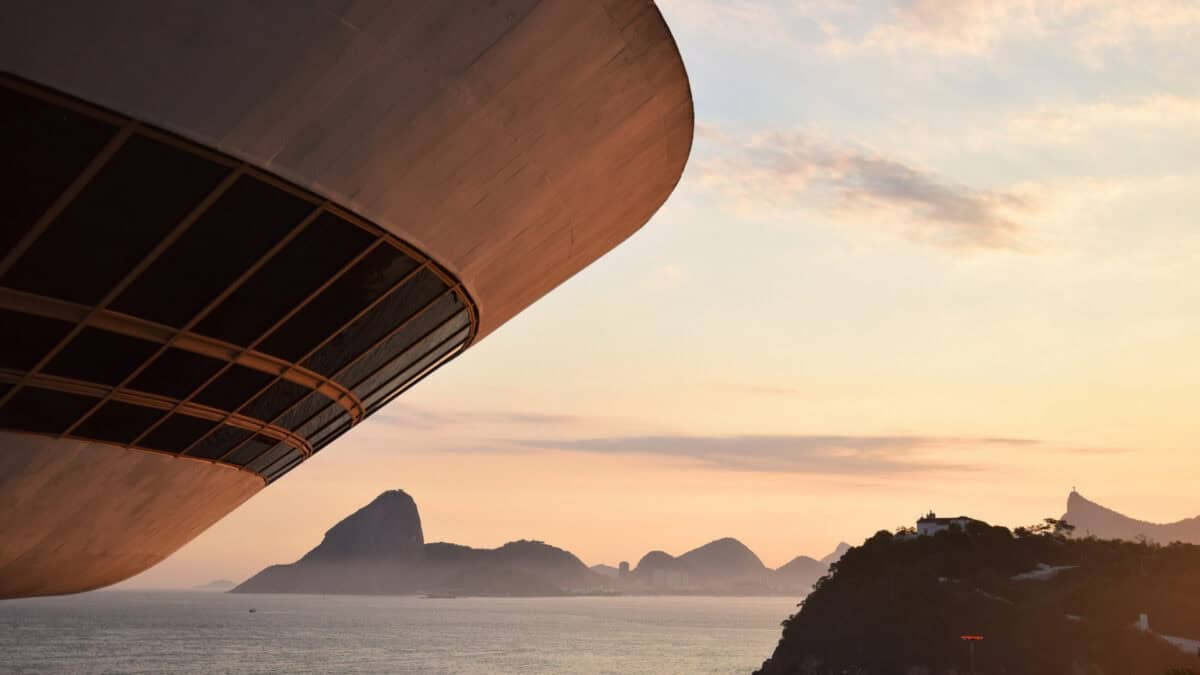 Vista aérea de Niterói mostrando a Ponte Rio-Niterói e edifícios residenciais