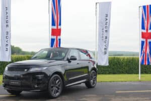 Com detalhes externos do pacote Black e rodas de 22 polegadas, a nova versão do SUV foca nos clientes que buscam uma estética mais esportiva