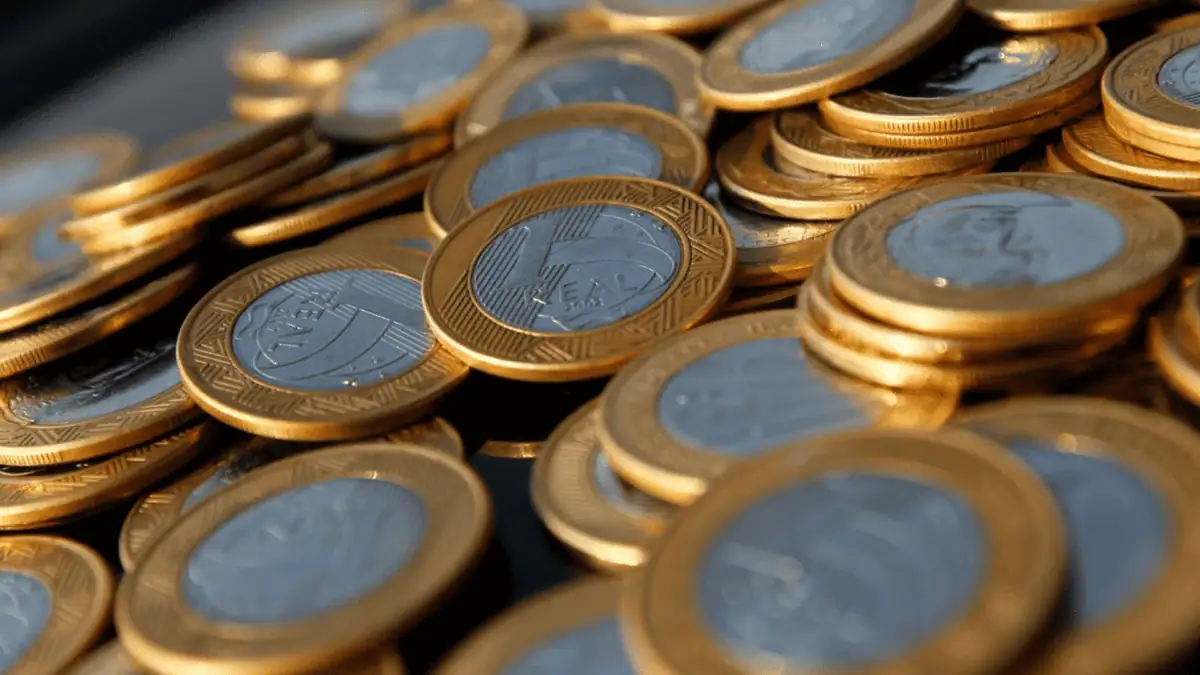 Gráfico mostrando aumento do déficit fiscal e dívida pública no Brasil