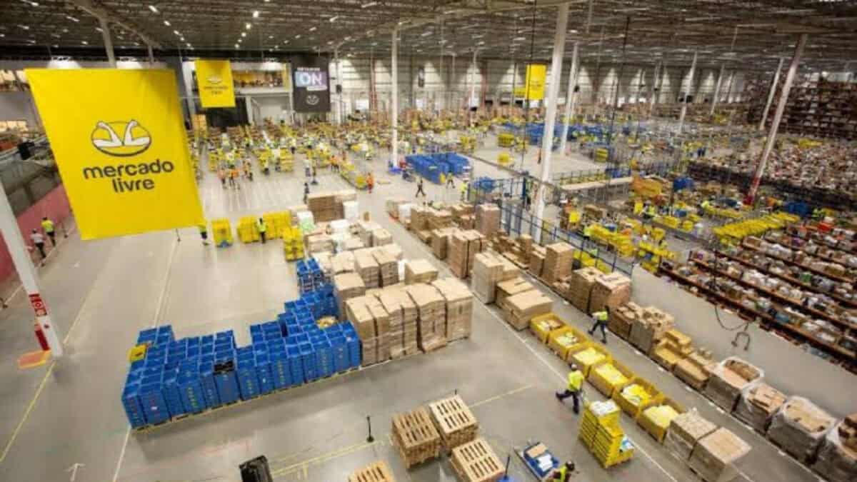 Galpões logísticos modernos em complexo industrial brasileiro
