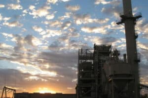Empresas de IA com infraestrutura de hiperescala e incorporadoras de data centers estão encontrando alternativas para contornar as filas de espera de vários anos para conexão à rede elétrica. No entanto, outras dificuldades que afetam a expansão desses empreendimentos não têm soluções tão simples.