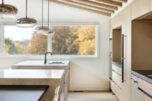 Luz natural, áreas de estar acessíveis e ambientes sem excesso de elementos são algumas das recomendações para o bem-estar apontadas no relatório mais recente sobre tendências em cozinhas