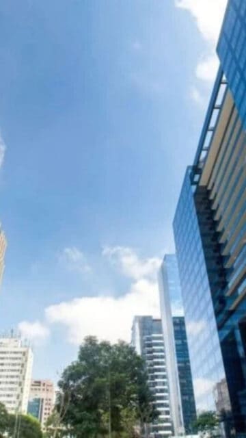 A busca por espaços colaborativos e de bem-estar reduziu a taxa de vacância dos escritórios de alto padrão em São Paulo para 13,1%, o menor patamar em 17 anos. Na Faria Lima, vacância chega a 9%.