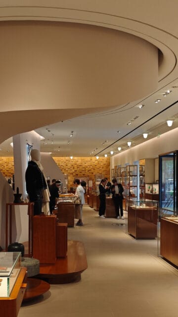 Varejistas de luxo priorizam a qualidade do espaço em vez da quantidade, destinando áreas maiores para experiências exclusivas como cafés e galerias privadas