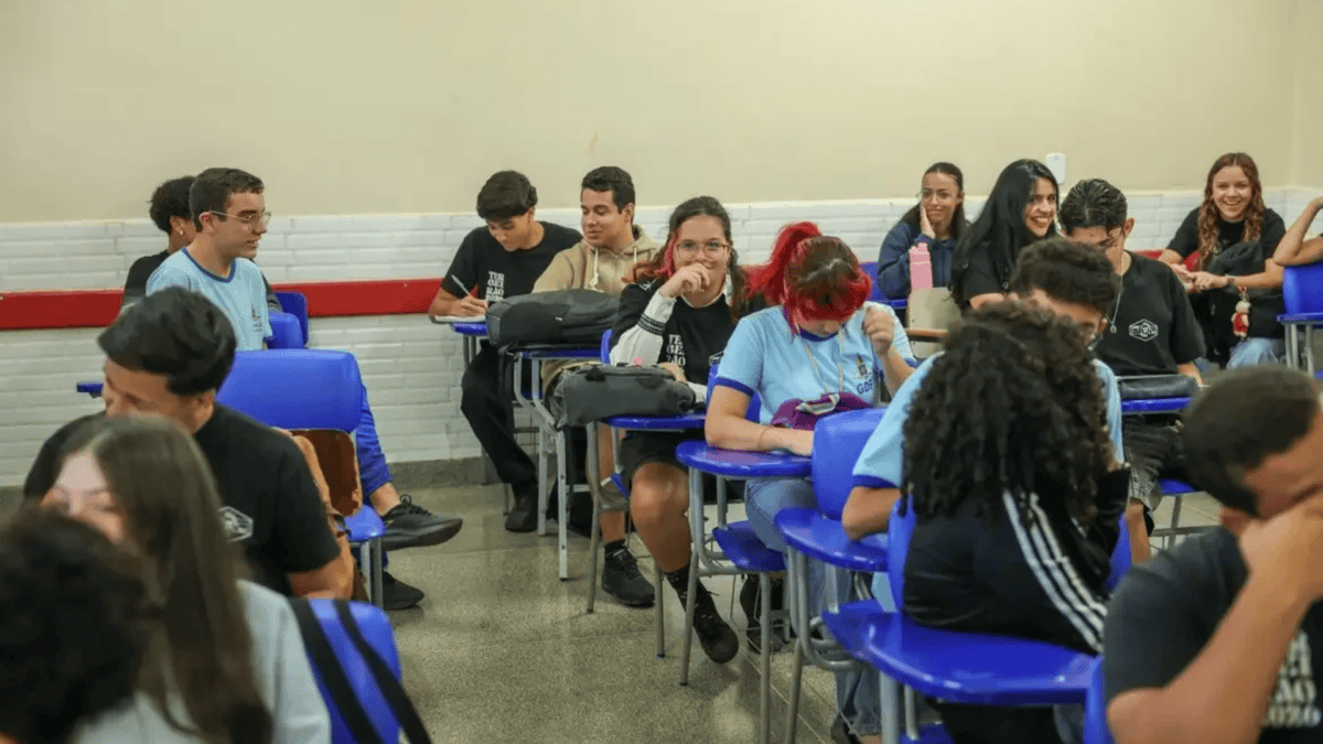 Estudante revisando material para o Enem 2026