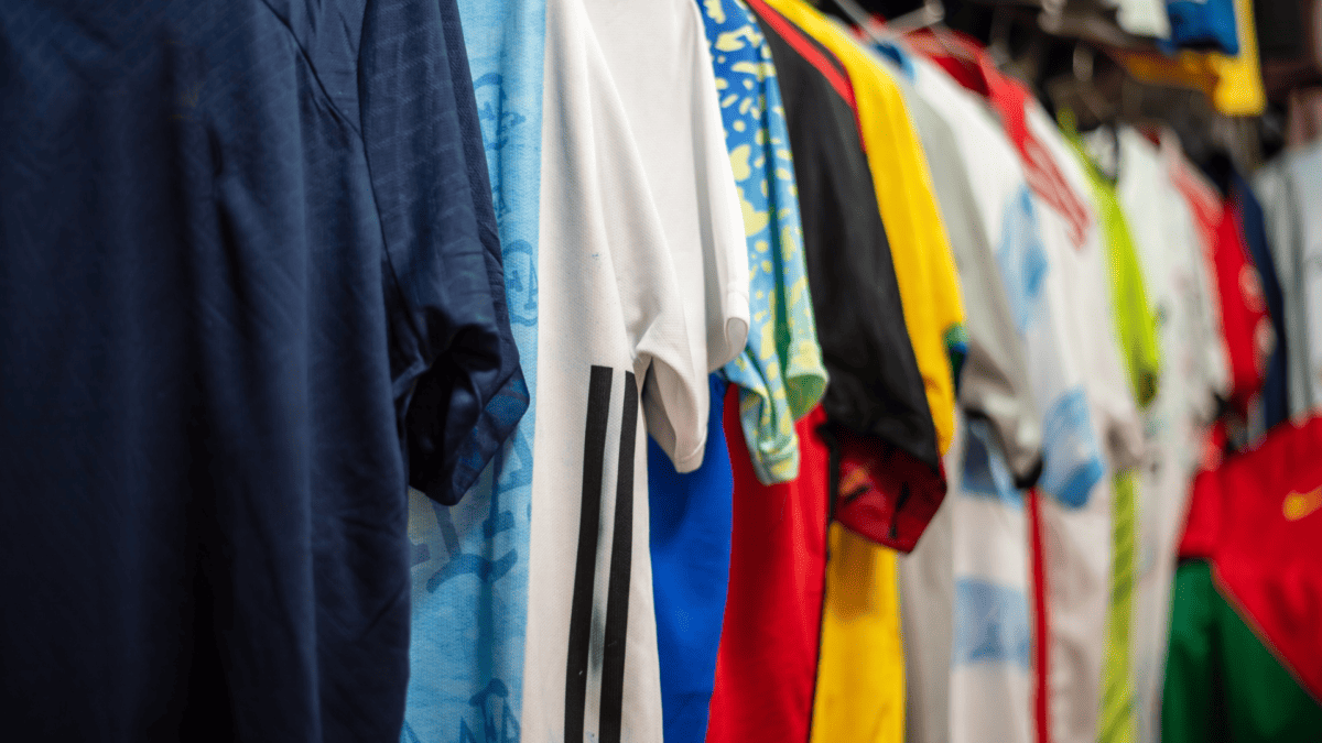 Camisas de futebol latino-americanas exibindo logos de bancos e empresas diversas