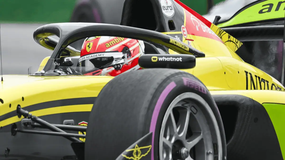Rafael Câmara pilotando carro de Fórmula 2
