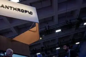Pessoas visitam um estande da Anthropic no Moscone Center durante a cúpula de tecnologia Dreamforce 2026 em São Francisco, Califórnia, EUA