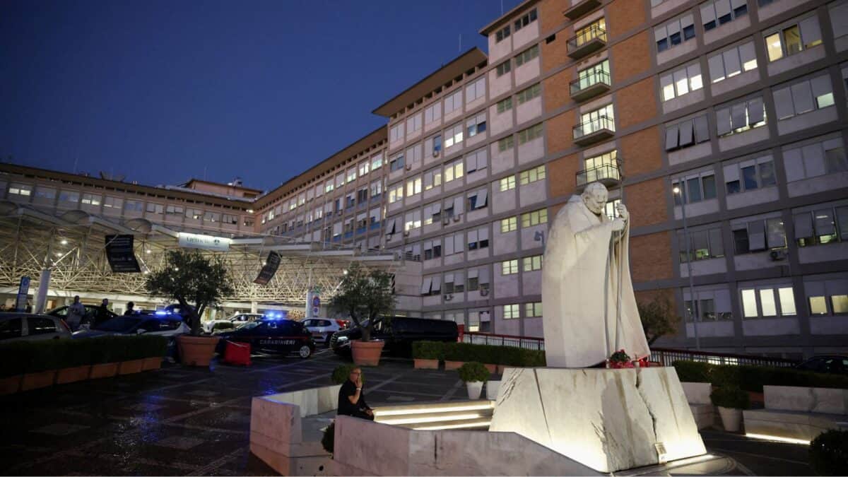 Papa Leão acena antes de ir à cirurgia no Hospital Gemelli