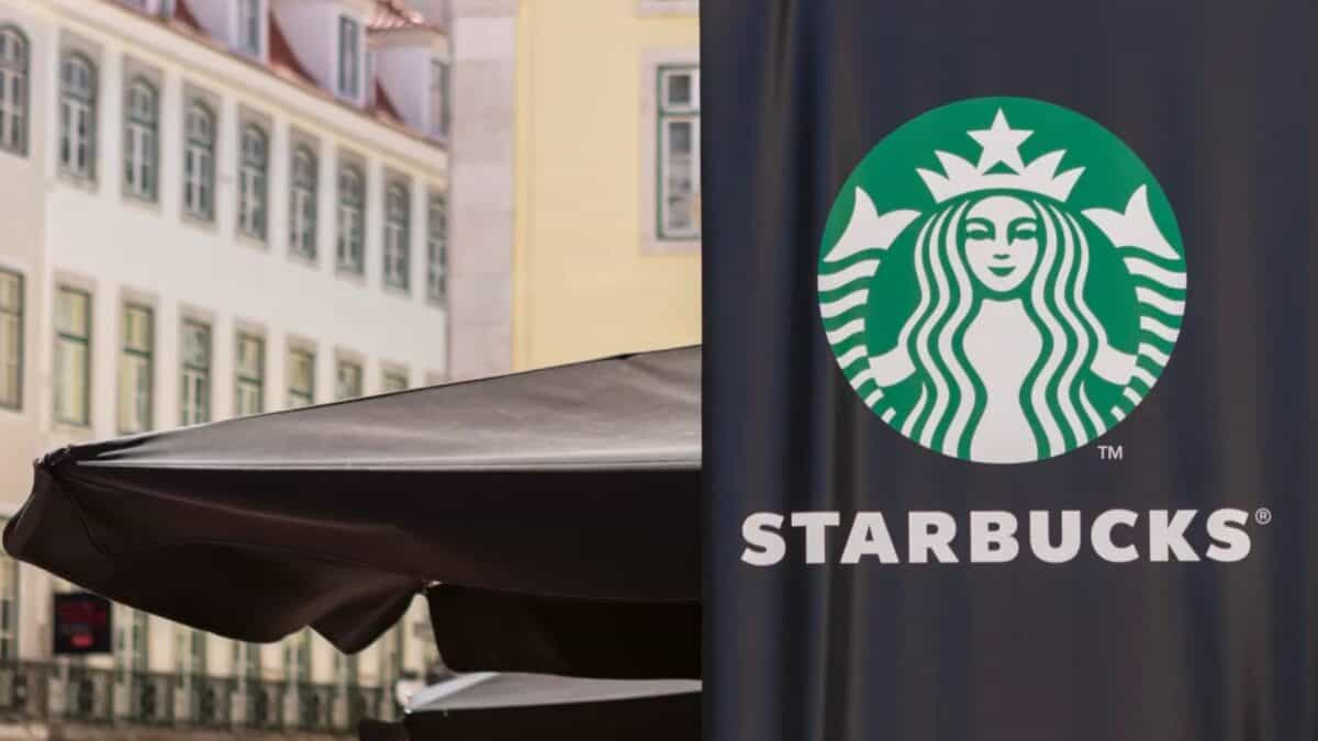 Loja Starbucks e logotipo Chipotle lado a lado