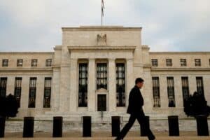 Fed Deve Manter Juros na Faixa de 3,75% a 4% sob Pressão Inflacionária e Véspera de Eleições