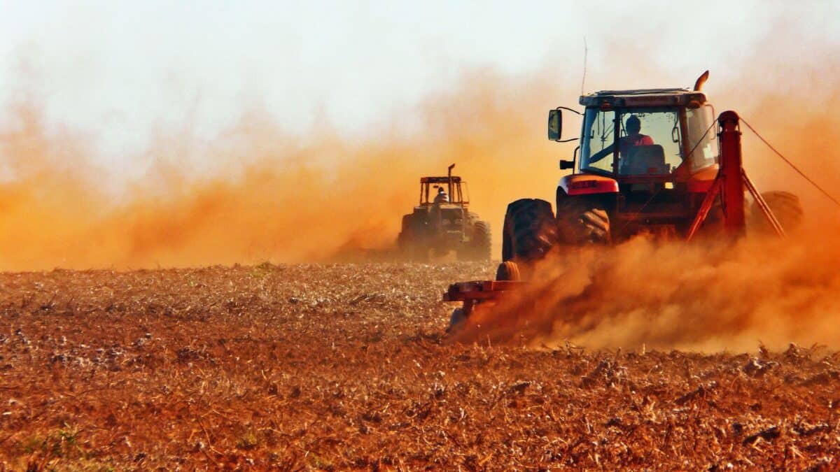 Tratores preparando solo para plantio de soja em Mato Grosso