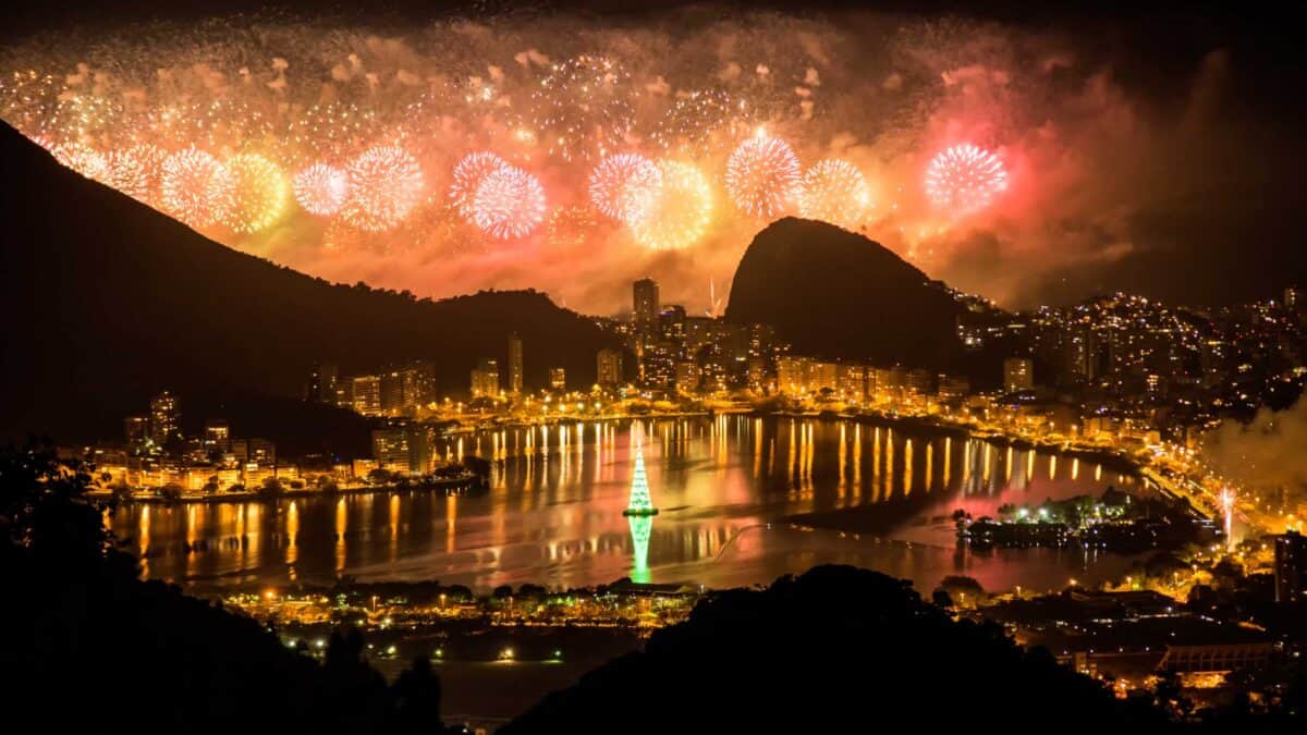 Festa de Réveillon de Luxo na praia com iluminação premium