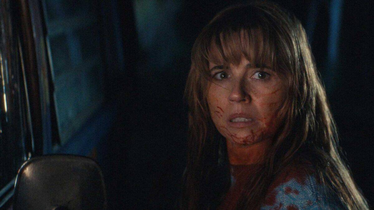 Pôster promocional da série Crystal Lake com Linda Cardellini