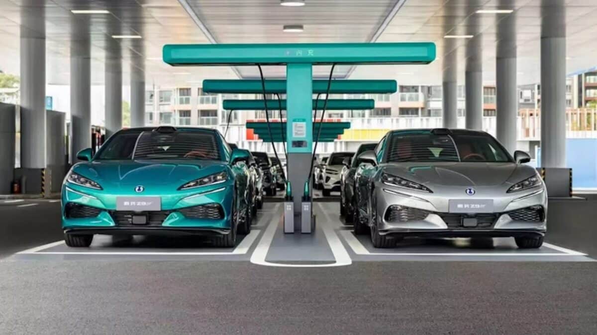 Denza lança carregador ultra-rápido de 1.500 kW no Brasil