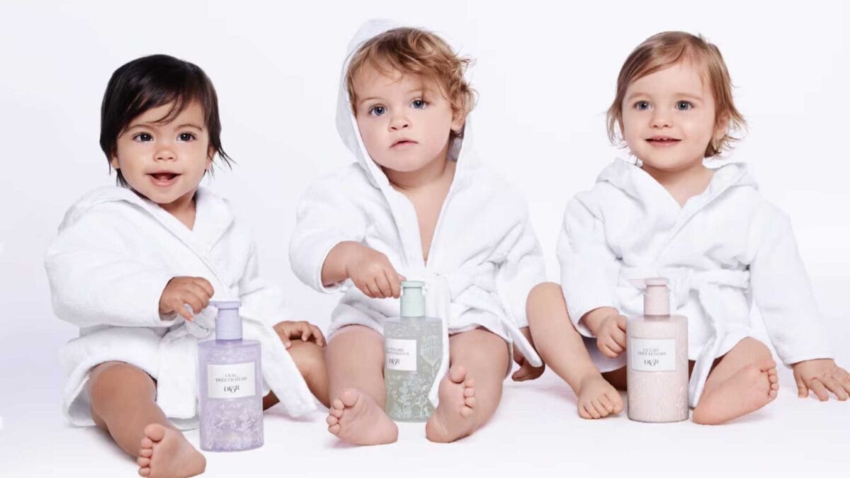 Frasco de perfume infantil de luxo sobre fundo neutro