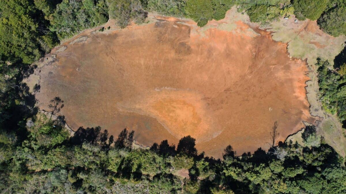 Imagem aérea mostrando lagoa seca associada ao El Niño