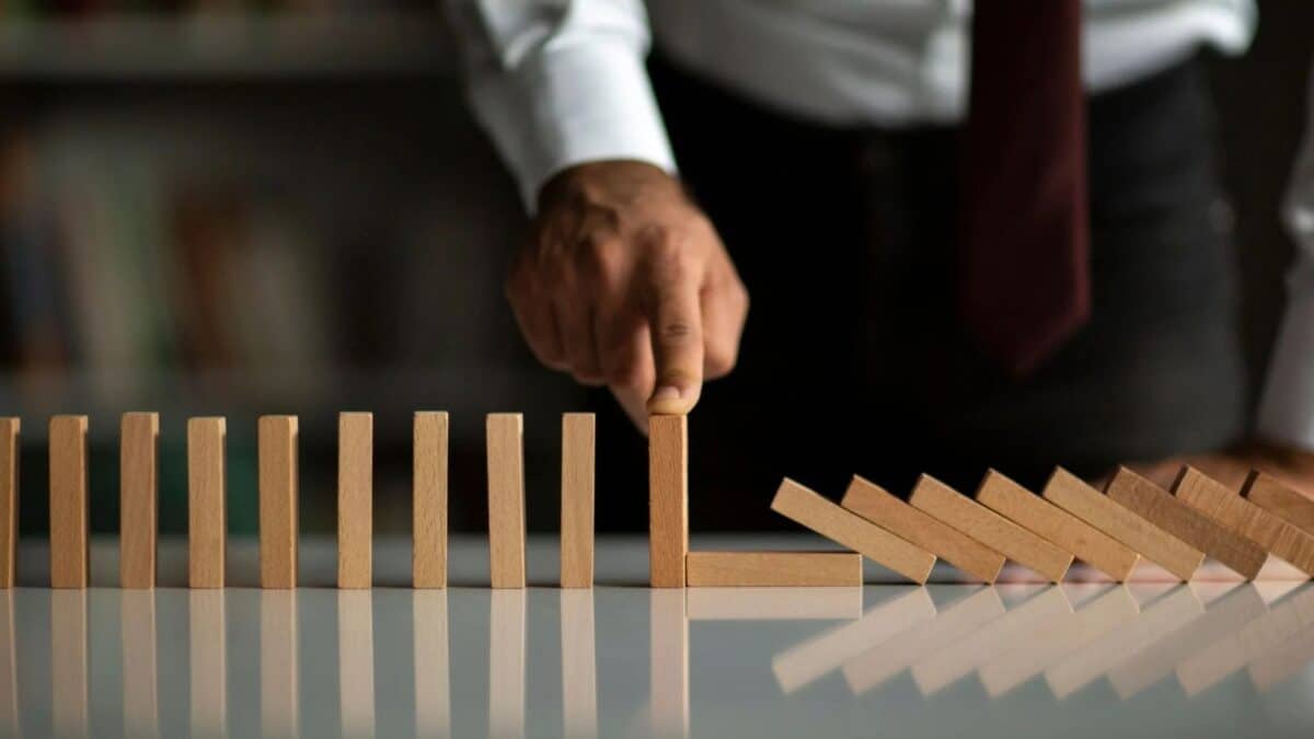 Profissional gerenciando situação de emergência em evento corporativo