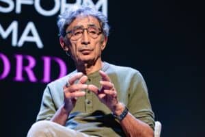 Gabor Maté, médico e escritor best-seller húngaro-canadense de 82 anos