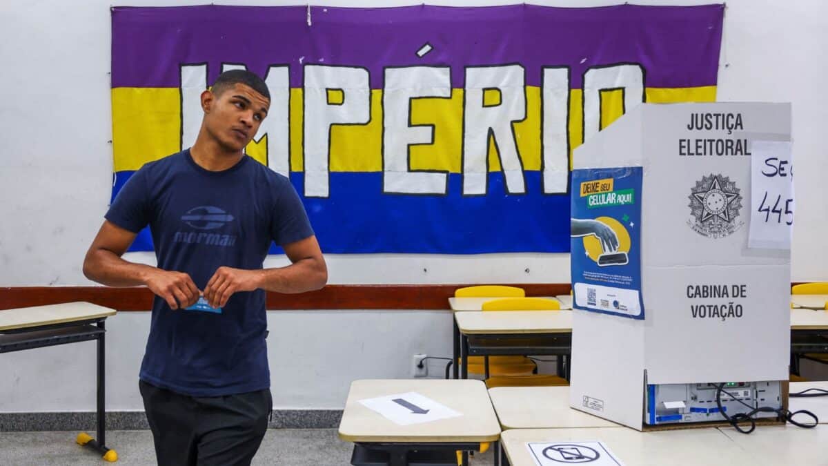 Urna eletrônica brasileira durante as eleições 2026