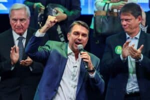 Flávio Bolsonaro Recua e Confirma Presença em Debate