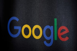 Logo do Google: ações caíram apesar do aumento das buscas (Foto: Gonzalo Fuentes / Reuters)