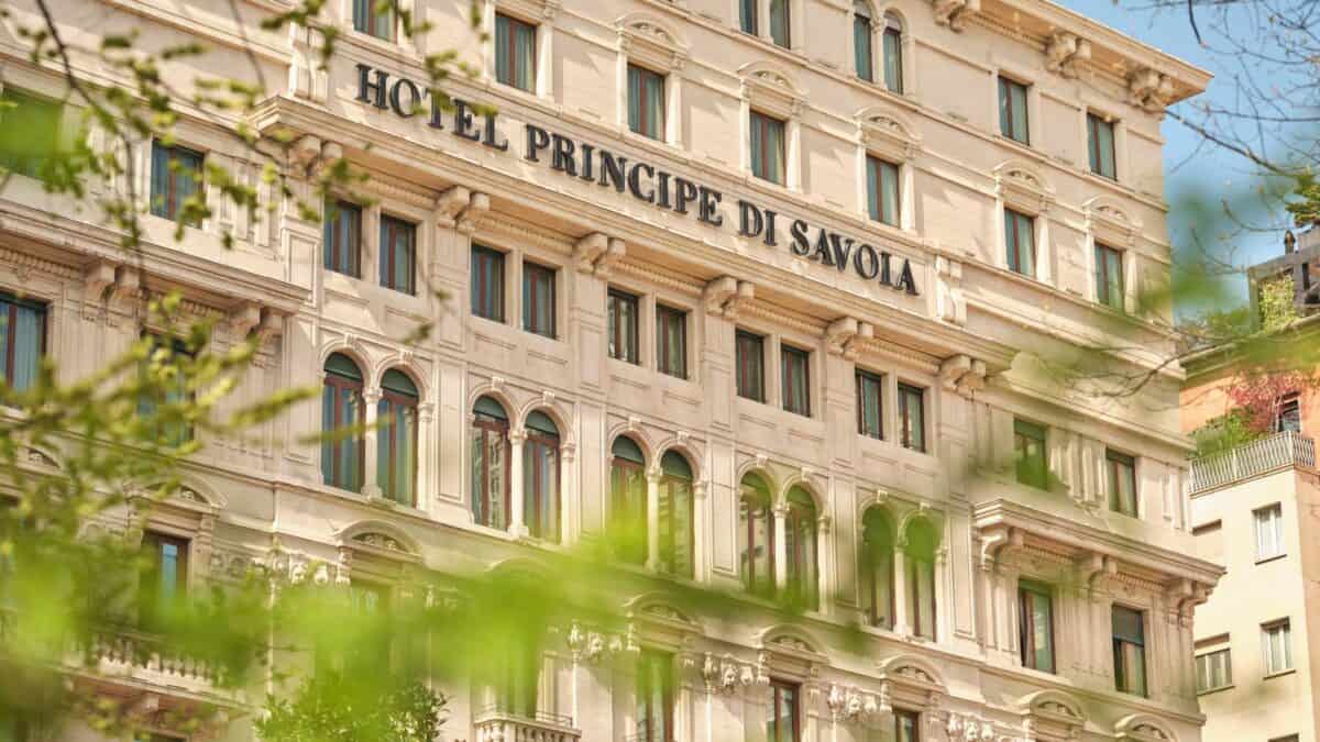 Fachada histórica do Hotel Principe di Savoia em Milão
