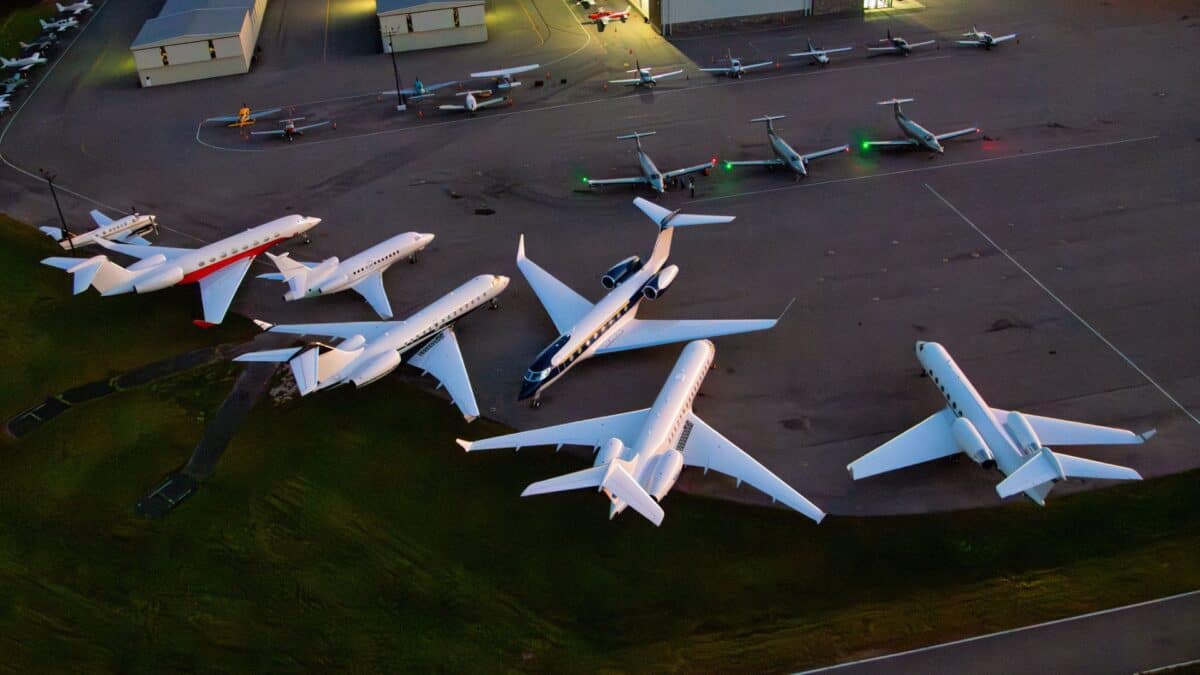 Terminal privado de aviação executiva moderno
