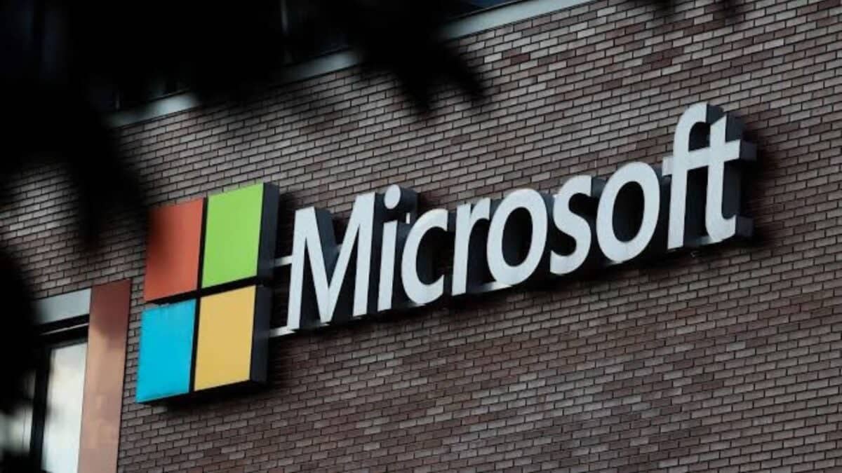 Edifício da sede da Microsoft com logo visível