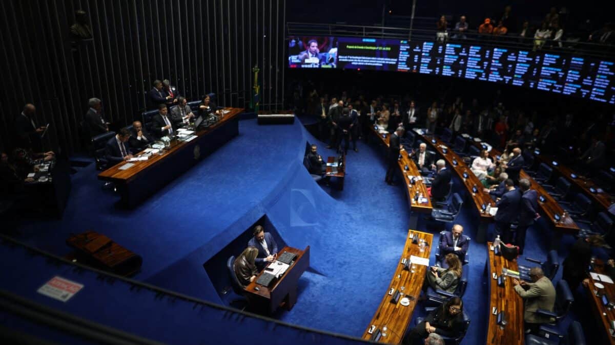 Senadores votando no plenário do Senado Federal
