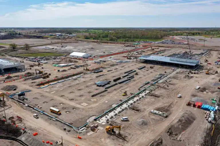 Construção de um centro de dados de US$ 16 bilhões, desenvolvido pela Related Digital para a Oracle e a OpenAI. Muitos moradores desta comunidade rural se opuseram ao projeto, preocupados com a perda de terras agrícolas e o impacto na disponibilidade e no custo da água e da eletricidade