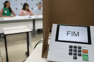 Eleitores vão às urnas para votar no 2º turno da Eleição 2026