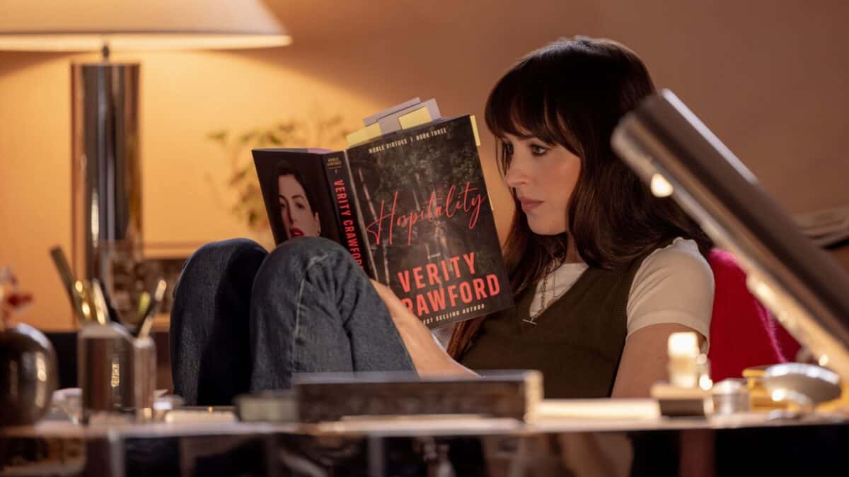 Pôster do filme Verity com Anne Hathaway e Dakota Johnson